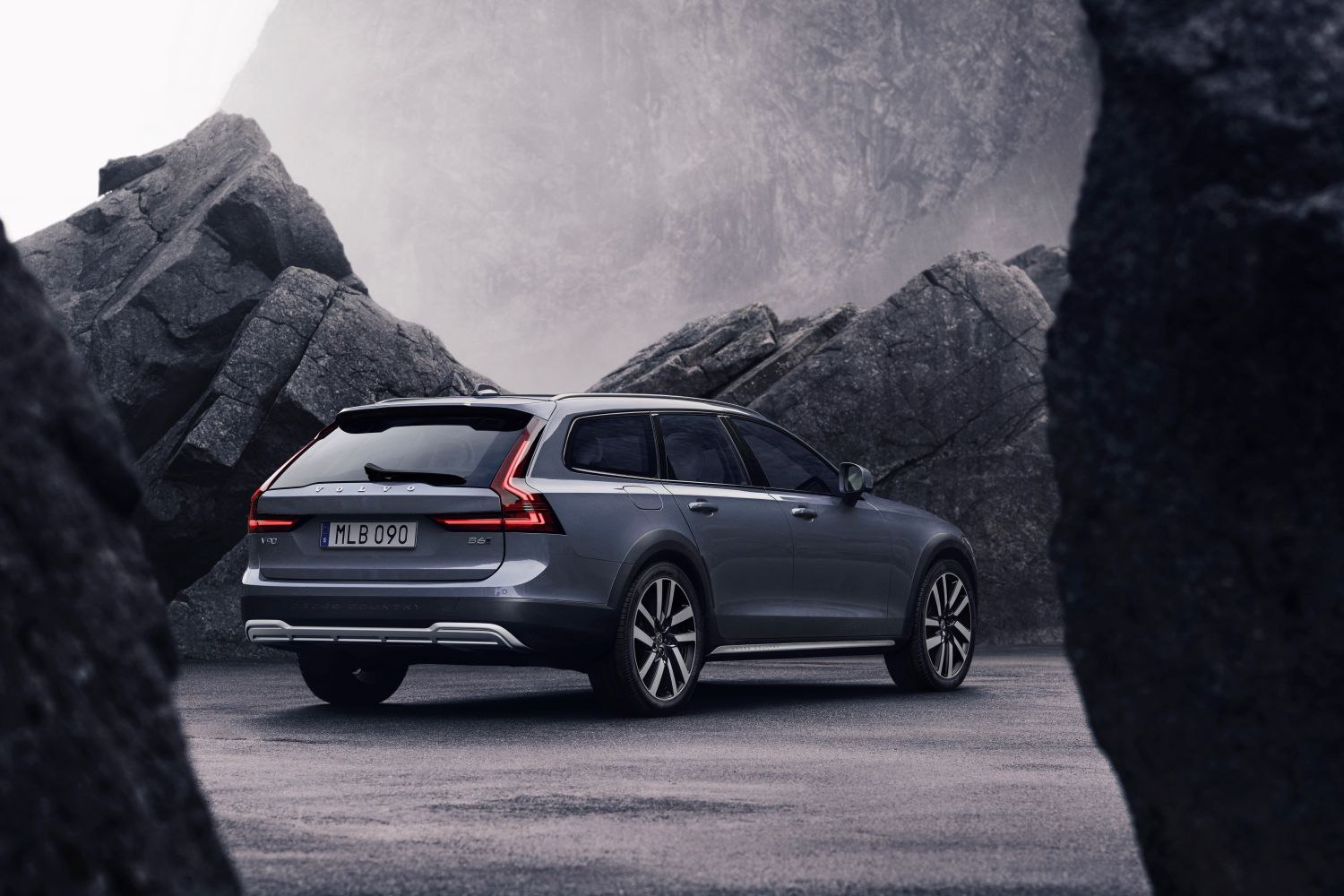 Volvo V90 Cross Country (facelift 2020) 2.0 B5 (250 Hp) MHEV AWD Automatic